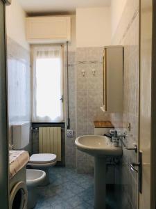 a bathroom with a sink and a toilet at Casa Emma 400 mt dal mare in Spotorno