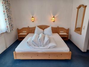 ザンクト・アントン・アム・アールベルクにあるGsörhofのベッドルーム1室(白いシーツと枕のベッド1台付)