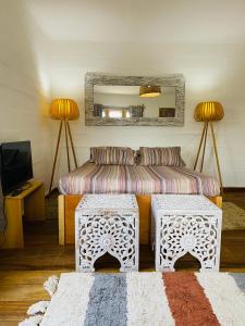 a living room with a couch and a mirror at Valdivia Homes -Príncipe in Santo António