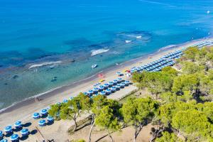 an aerial view of a beach with umbrellas and the ocean at ISA-Appartament standard 4 beds, air conditioning and private outdoor area in Village with 6 swimming-pools in Piombino