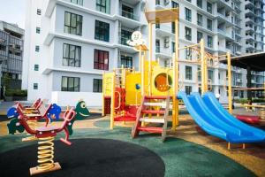 um parque infantil em frente a um edifício de apartamentos em Paradigm Mall Platino Apartment 2BR 2FREE By Natol em Johor Bahru