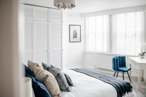 a bedroom with a bed and a desk and a chair at Chic 1 Bed Flat Zone 2 Hampstead Swiss Cottage in London
