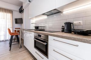 Η κουζίνα ή μικρή κουζίνα στο Phaedrus Living: Luxury Penthouse Potamianou