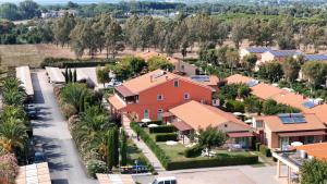 una vista aérea de un barrio residencial con casas en Rosa Dei Venti en Vada