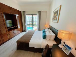 Postel nebo postele na pokoji v ubytování Diamond Westlake Suites