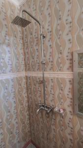 y baño con ducha con cabezal de ducha. en Dodoma Siesta Inn en Dodoma