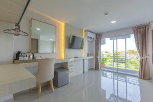 a kitchen with a dining table and a mirror at Sananwan Hometel in Ban Bang Phli Yai