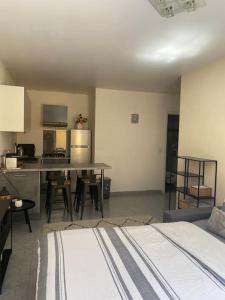 Bas de Villa détente في كارو: غرفة معيشة مع مطبخ وغرفة طعام