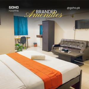 GOHO Rooms 10th Commercial في كراتشي: غرفه فندقيه بسرير واريكه