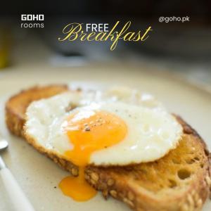 GOHO Rooms 10th Commercial في كراتشي: بيض مقلي على قطعة خبز على صحن