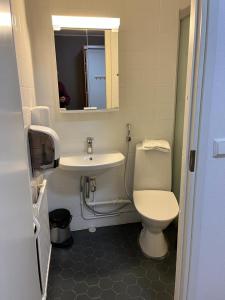 薩斯塔瑪拉的住宿－Studio Elli 24，浴室配有白色卫生间和盥洗盆。