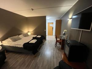 薩斯塔瑪拉的住宿－Studio Elli 24，一间卧室配有一张床和一台平面电视