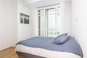 Un pat sau paturi într-o cameră la Meier on Rothschild 36