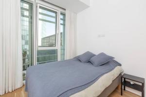 um quarto com uma cama e uma grande janela em Meier on Rothschild 36 em Tel Aviv