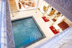 una habitación con vistas panorámicas a la piscina en Riad Bibazia, en Marrakech