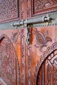 una puerta de madera con diseños intrincados en Riad Bibazia, en Marrakech