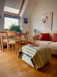 ein Wohnzimmer mit einem Sofa und einem Tisch in der Unterkunft Apartamento con vistas Sada (saudade) in Sada