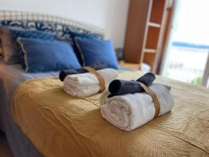 zwei gefaltete Handtücher auf dem Bett in der Unterkunft Apartamento con vistas Sada (saudade) in Sada