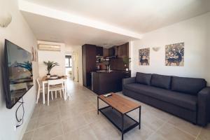 VISTALEGRE Apartments في مدريد: غرفة معيشة مع أريكة وطاولة