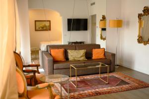 uma sala de estar com um sofá e uma mesa em Hotel Universal Terme em Abano Terme