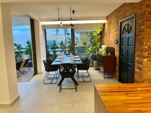 ein Esszimmer mit einem Tisch und Stühlen in der Unterkunft Top Artistic Luxury Apartment in Limassol