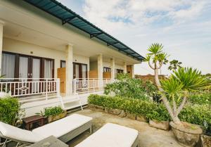 - une vue sur l'extérieur d'une maison ornée de plantes dans l'établissement Happy Devi Guesthouse, à Canggu