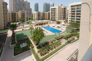 een luchtzicht op een zwembad in een stad bij Luxurious Apt with Balcony The greens Dubai in Dubai