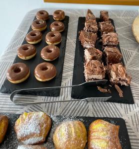 een heleboel verschillende soorten chocolade en donuts bij POSSIDON HOTEL in Limenas