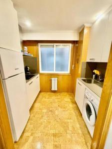 una cucina con lavatrice e finestra di Curros Enríquez MR a Ourense Altre 6 foto