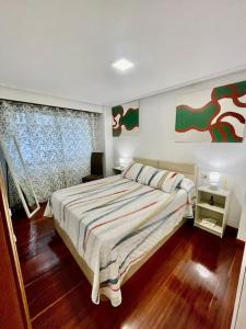 Postel nebo postele na pokoji v ubytování Curros Enríquez MR