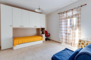 una camera con un letto con una coperta gialla di Casa vacanze Ghilarza Sardegna a Ghilarza