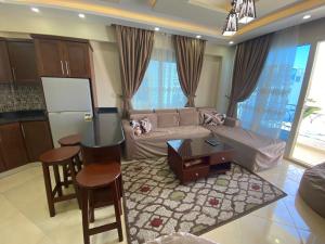 Sharm Hills Aqua park Resort في شرم الشيخ: غرفة معيشة مع أريكة وطاولة