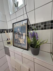 una foto en un estante en un baño con una planta en Comfort zone-10 min from the Center, en Viena