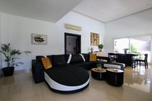 un soggiorno con divano bianco e nero di TESS Villa Jocalo ad Alhaurín de la Torre