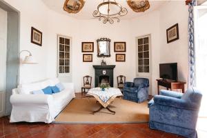 Agroturismo Son Triay في فيريريس: غرفة معيشة مع أريكة بيضاء ومدفأة