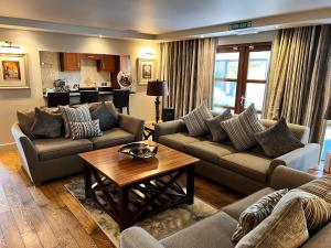 uma sala de estar com dois sofás e uma mesa em The Gailes Hotel & Spa em Irvine