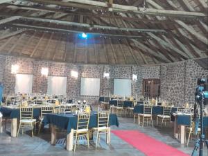 um grande salão de banquetes com mesas e cadeiras e uma câmara em 63 On Nyala, Lodge venue & conference em Stil Gelee