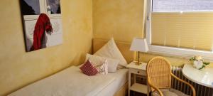 デュッセルドルフにあるHotel Villa Verdeのベッド1台とシンク付きの小さな客室です。