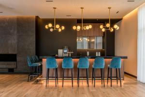 Uma área de estar em Geneva Marriott Hotel