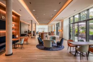 Uma área de estar em Geneva Marriott Hotel
