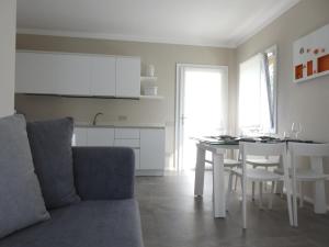コルジェーノにあるAntica Cascina - Corgenoのリビングルーム(ソファ、テーブル付)、キッチンが備わります。