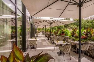 Um restaurante ou outro lugar para comer em Geneva Marriott Hotel