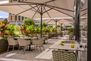 Um restaurante ou outro lugar para comer em Geneva Marriott Hotel