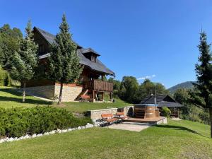 ein Haus auf einem Hügel mit einem Hof in der Unterkunft Drevenica Čakanka a Nezábudka in Terchová