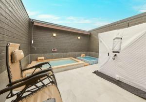 山中湖的住宿－VISION GLAMPING Resort & Spa 山中湖 ビジョングランピングリゾート山中湖，大楼内带游泳池的浴室