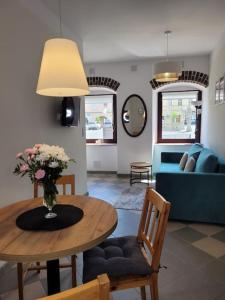 a living room with a table and a blue couch at Rynek 31 in Lubomierz