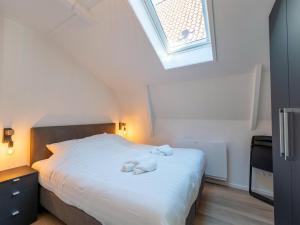 een slaapkamer met een bed met twee handdoeken erop bij Cozy apartment in the heart of Sneek in Sneek