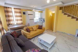 uma sala de estar com um sofá e uma mesa em Yellow Villa em Muğla