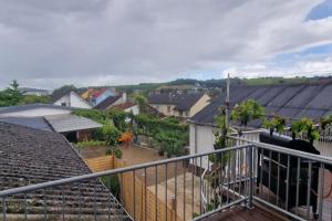 Oberbillig的住宿－Wohnwerk: Das Moselhaus, direkt Grenze Luxemburg，房屋的阳台享有风景。