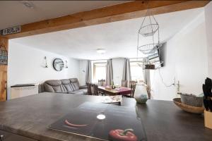 un soggiorno con tavolo e 2 ciambelle di Wohnwerk: Das Moselhaus, direkt Grenze Luxemburg a Oberbillig